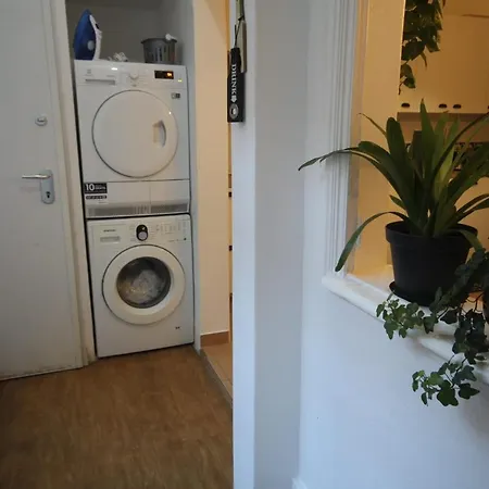 Bordeaux M1 R3 - & Comfortable Double With Private Patio & Shared Bathroom 招待所