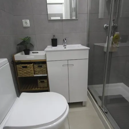 Bordeaux M1 R3 - & Comfortable Double With Private Patio & Shared Bathroom 招待所 Lisboa