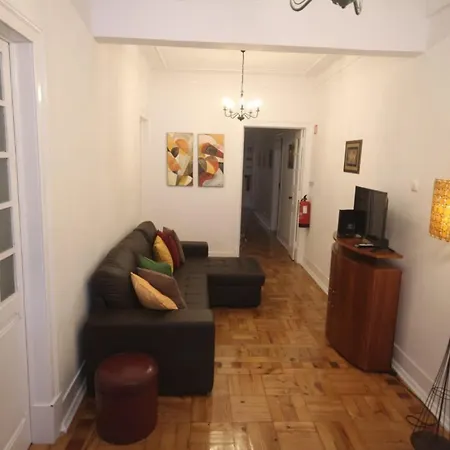 Гостевой дом Bordeaux M1 R3 - & Comfortable Double With Private Patio & Shared Bathroom Лиссабон