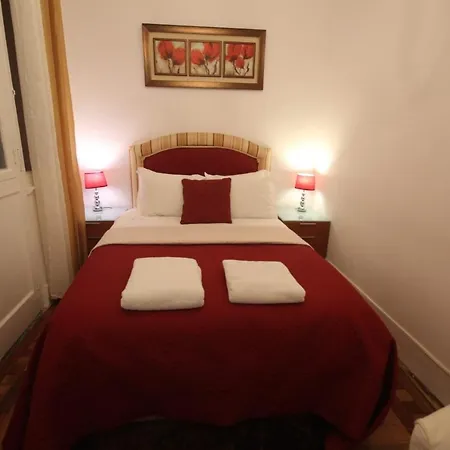 Гостевой дом Bordeaux M1 R3 - & Comfortable Double With Private Patio & Shared Bathroom Лиссабон