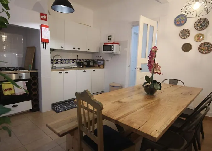 Pensjonat Bordeaux M1 R3 - & Comfortable Double With Private Patio & Shared Bathroom Lizbona