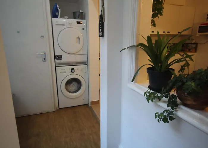 Bordeaux M1 R3 - & Comfortable Double With Private Patio & Shared Bathroom Гостевой дом