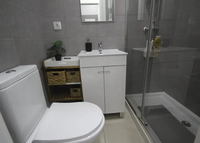 Bordeaux M1 R3 - & Comfortable Double With Private Patio & Shared Bathroom Гостевой дом Лиссабон