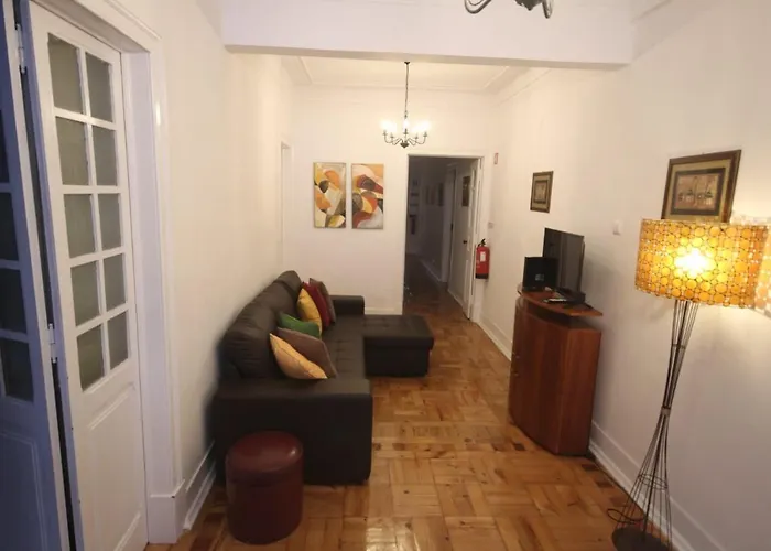 Гостевой дом Bordeaux M1 R3 - & Comfortable Double With Private Patio & Shared Bathroom Лиссабон